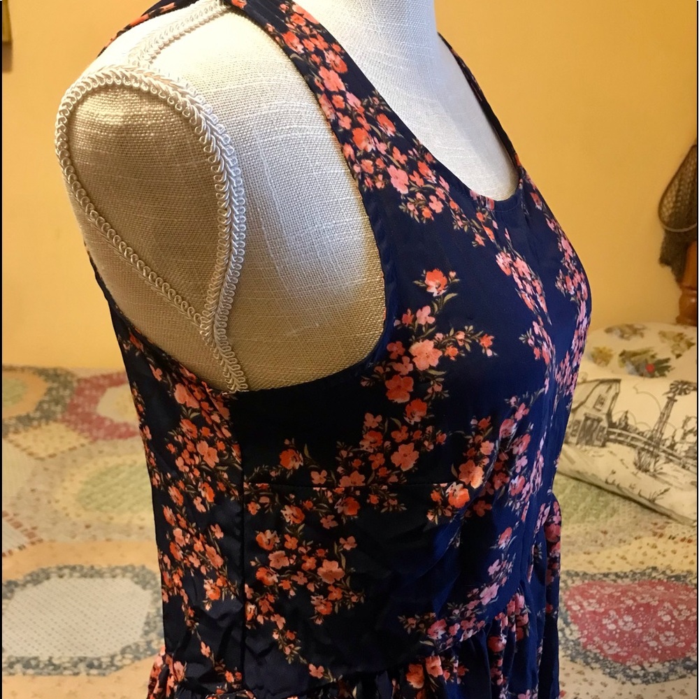 Women’s floral dress.
Size: Small.